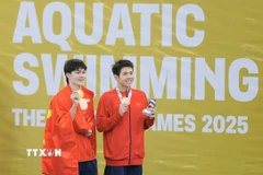 Trần Hưng Nguyên xuất sắc giành huy chương Vàng, Nguyễn Quang Thuấn giành huy chương Đồng. (Ảnh: Minh Quyết/TTXVN)