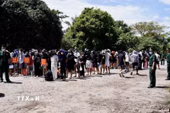 Tiếp nhận 137 công dân Việt Nam do phía Campuchia trao trả. (Ảnh: TTXVN phát)