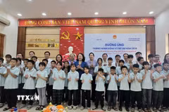Phó Chủ tịch nước Võ Thị Ánh Xuân cùng các em tại Trung tâm Trợ giúp xã hội tỉnh Quảng Ninh. (Ảnh: Thanh Vân/TTXVN)