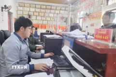 Người dân đến làm thủ tục tại Trung tâm phục vụ hành chính công xã Tủa Sín Chải, tỉnh Lai Châu. (Ảnh: Nguyễn Oanh/TTXVN)