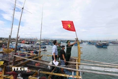 Lực lượng Bộ đội Biên phòng kiểm tra thiết bị giám sát hành trình khai thác thủy sản trên tàu cá trước khi ra khơi. (Ảnh: Vũ Sinh/TTXVN)