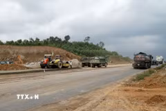 Các phương tiện lưu thông trên đoạn đường thuộc Dự án xây dựng đường cao tốc Hòa Liên-Túy Loan. (Ảnh: Quốc Dũng/TTXVN)