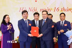 Chủ tịch Quốc hội Trần Thanh Mẫn trao Quyết định chỉ định Ban Chấp hành, Ban Thường Vụ Bí thư, Phó Bí thư, Ủy ban Kiểm tra Đảng bộ Văn phòng Quốc hội khóa XV, nhiệm kỳ 2025-2030. (Ảnh: Doãn Tấn/TTXVN)