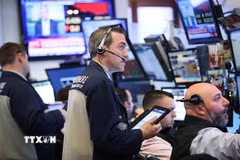 Giao dịch viên tại sàn chứng khoán New York, Mỹ. (Ảnh: THX/TTXVN)