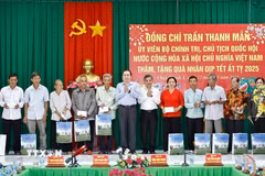 Chủ tịch Quốc hội Trần Thanh Mẫn tặng quà Tết cho hộ gia đình chính sách, lực lượng vũ trang tại huyện Châu Thành A. (Ảnh: Doãn Tấn/TTXVN)