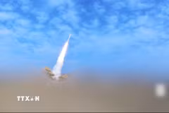 Tên lửa phóng bởi lực lượng Houthi ở Yemen. (Ảnh: THX/TTXVN)