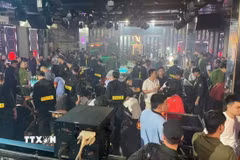 Lực lượng chức năng kiểm tra cơ sở kinh doanh dịch vụ bar New Style Club tại phường Thái Bình, tỉnh Hưng Yên. (Ảnh: TTXVN phát)