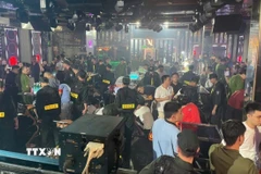 Lực lượng chức năng kiểm tra cơ sở kinh doanh dịch vụ bar New Style Club tại phường Thái Bình, tỉnh Hưng Yên. (Ảnh: TTXVN phát)