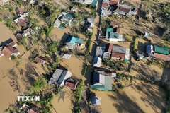 Nhiều khu dân cư ở Hà Tĩnh bị chia cắt do nước lũ dâng cao hồi đầu tháng 10. (Ảnh: Hữu Quyết/TTXVN)