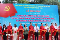 Đại biểu cắt băng khai mạc Triển lãm. (Ảnh: Thu Hương/TTXVN)