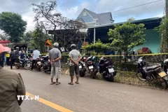 Cảnh sát phong tỏa hiện trường, điều tra làm rõ vụ án mạng nghiêm trọng. (Ảnh: Đậu Tất Thành/TTXVN)