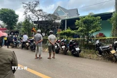 Cảnh sát phong tỏa hiện trường, điều tra làm rõ vụ án mạng nghiêm trọng. (Ảnh: Đậu Tất Thành/TTXVN)