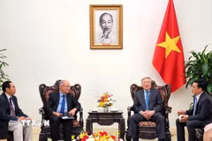 Phó Thủ tướng Thường trực Chính phủ Nguyễn Hòa Bình tiếp Chủ tịch Tổ chức Hỗ trợ đại học thế giới Đức Kambiz Ghawami. (Ảnh: Chu Thanh Vân/TTXVN)