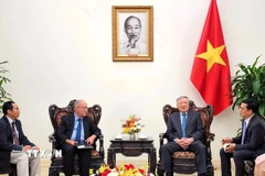 Phó Thủ tướng Thường trực Chính phủ Nguyễn Hòa Bình tiếp Chủ tịch Tổ chức Hỗ trợ đại học thế giới Đức Kambiz Ghawami. (Ảnh: Chu Thanh Vân/TTXVN)