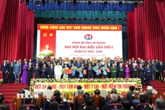 Đại tướng Phan Văn Giang, Ủy viên Bộ Chính trị, Phó Bí thư Quân ủy Trung ương, Bộ trưởng Bộ Quốc phòng, trao các Quyết định nhân sự của Bộ Chính trị và tặng hoa chúc mừng Ban Chấp hành Đảng bộ tỉnh An Giang nhiệm kỳ 2025-2030. (Ảnh: Văn Sĩ/TTXVN)