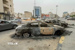 Các phương tiện bị phá hủy do giao tranh tại Tripoli, Libya ngày 14/5/2025. (Ảnh: THX/TTXVN)