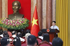 Chủ tịch nước Lương Cường nói chuyện với các nghệ nhân làng nghề tiêu biểu toàn quốc. (Ảnh: Lâm Khánh/TTXVN)