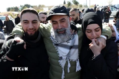 Tù nhân Palestine, được Hamas trả tự do, về tới thành phố Ramallah, Bờ Tây ngày 15/2/2025. (Ảnh: THX/TTXVN)