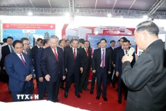 Tổng Bí thư Tô Lâm và các đại biểu tham quan triển lãm tại Đại hội. (Ảnh: Thống Nhất/TTXVN)