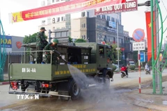 Cán bộ, chiến sỹ Binh chủng Hóa học (Bộ Quốc phòng) sử dụng phương tiện đặc chủng phun khử khuẩn các tuyến đường trung tâm tỉnh Thái Nguyên sau ngập úng. (Ảnh: Hoàng Nguyên/TTXVN)
