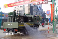 Cán bộ, chiến sỹ Binh chủng Hóa học (Bộ Quốc phòng) sử dụng phương tiện đặc chủng phun khử khuẩn các tuyến đường trung tâm tỉnh Thái Nguyên sau ngập úng. (Ảnh: Hoàng Nguyên/TTXVN)