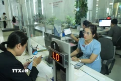 Phường Sài Gòn triển khai hiệu quả việc chứng thực điện tử phục vụ người dân. (Ảnh: Hữu Duyên/TTXVN)