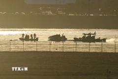 Lực lượng cứu hộ và thợ lặn tìm kiếm các nạn nhân trong vụ va chạm máy bay chở khách của Hãng hàng không American Airlines với trực thăng Black Hawk của quân đội Mỹ gần sân bay quốc gia Reagan Washington, ngày 30/1/2025. (Ảnh: AA/TTXVN)