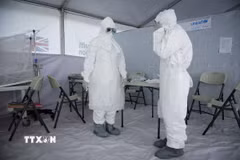 Nhân viên y tế làm việc tại khu vực điều trị cho bệnh nhân nhiễm Ebola. (Ảnh: AFP/TTXVN)