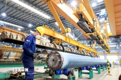 Hoạt động sản xuất tại xưởng sản xuất trụ bêtông ly tâm của doanh nghiệp có vốn đầu tư trực tiếp nước ngoài (FDI). (Ảnh: Hồng Đạt/TTXVN)