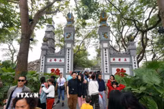 Đông đảo người dân và du khách tham quan tại khu di tích đền Ngọc Sơn vào ngày mùng 3 Tết. (Ảnh: Phạm Kiên/TTXVN)