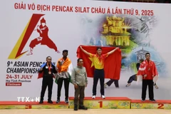 Ban tổ chức trao huy chương cho các vận động viên tham gia thi đấu. (Ảnh: Hoàng Ngà/TTXVN)