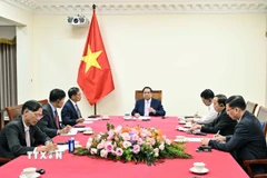 Thủ tướng Phạm Minh Chính điện đàm với Thủ tướng Malaysia Anwar Ibrahim. (Ảnh: Dương Giang/TTXVN)