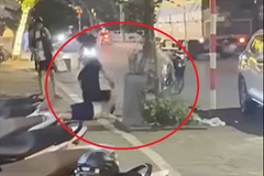 Hình ảnh từ clip ghi lại vụ việc.