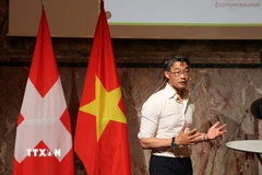 Tiến sỹ Philipp Rosler - Chủ tịch SVEF, cựu Phó Thủ tướng Đức - dẫn dắt một phiên thảo luận tại sự kiên. (Ảnh: Anh Hiển/TTXVN)