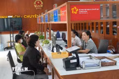 Bộ phận tiếp nhận và trả kết quả tại xã Bình Khánh, huyện Cần Giờ, Thành phố Hồ Chí Minh vẫn hoạt động bình thường. (Ảnh: Hữu Duyên/TTXVN)
