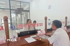 Người dân đến nộp hồ sơ trong ngày vận hành thử nghiệm chính quyền hai cấp cấp xã, phường tại phường Pleiku, Gia Lai. (Ảnh: Hồng Điệp/TTXVN)