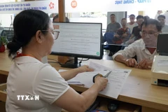 Vận hành thử nghiệm xử lý hồ sơ, thủ tục cho người dân tại Trung tâm phục vụ hành chính công phường Hòa Cường (mới). (Ảnh: Quốc Dũng/TTXVN)