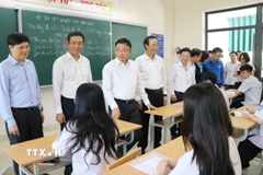 Phó Thủ tướng Lê Thành Long kiểm tra công tác chuẩn bị cho kỳ thi THPT tại Hải Phòng. (Ảnh: Hoàng Ngọc/TTXVN)