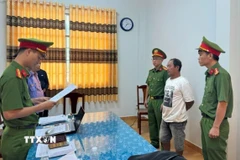 Các đối tượng liên quan bị khởi tố về hành vi lừa đảo chiếm đoạt tài sản. (Ảnh: TTXVN phát)