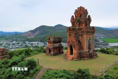 Quần thể Tháp Bánh Ít uy nghi trên đỉnh đồi, với kiến trúc thanh thoát và tầm nhìn bao quát, là một kiệt tác khác của người Chăm trên đất Bình Định. (Ảnh: Thanh Tùng/TTXVN)