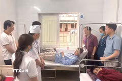 Đoàn công tác Sở Y tế Nghệ An thăm hỏi, động viên các bệnh nhân bị ngộ độc tại Bệnh viện Đa khoa Diễn Châu. (Ảnh: TTXVN phát)