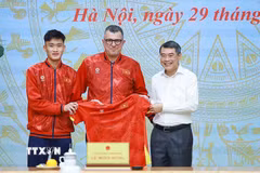 Đại diện đội tuyển bóng đá nam U17 Quốc gia Việt Nam tặng áo thi đấu và bóng cho Thủ tướng Lê Minh Hưng. (Ảnh: Dương Giang/TTXVN)