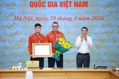 Thủ tướng Lê Minh Hưng tặng bằng khen cho đội tuyển bóng đá nam U17 Quốc gia Việt Nam. (Ảnh: Dương Giang/TTXVN)