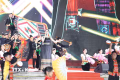 Chương trình nghệ thuật khai mạc với chủ đề “Sa Pa - Xứ sở tình yêu.” (Ảnh: Hương Thu/TTXVN)