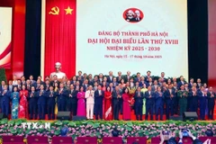 Đồng chí Trần Cẩm Tú, Ủy viên Bộ Chính trị, Thường trực Ban Bí thư tặng hoa Ban Chấp hành Đảng bộ thành phố Hà Nội lần thứ 18, nhiệm kỳ 2025-2030 ra mắt Đại hội. (Ảnh: Văn Điệp/TTXVN)