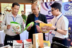 Các đại biểu tham quan khu trưng bày sản phẩm tiêu biểu của doanh nghiệp Việt Nam bên lề hội nghị. (Ảnh: Thanh Sang/TTXVN)