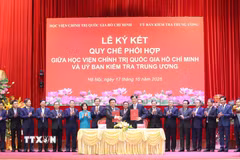 Đồng chí Nguyễn Duy Ngọc, Ủy viên Bộ Chính trị, Bí thư Trung ương Đảng, Chủ nhiệm Ủy ban Kiểm tra Trung ương và đồng chí Nguyễn Xuân Thắng, Ủy viên Bộ Chính trị, Giám đốc Học viện Chính trị quốc gia Hồ Chí Minh, Chủ tịch Hội đồng Lý luận Trung ương ký kết Quy chế phối hợp giữa hai đơn vị Uỷ ban Kiểm tra Trung ương và Học viện Chính trị Quốc gia Hồ Chí Minh. (Ảnh: Phương Hoa/TTXVN)