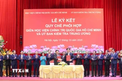 Đồng chí Nguyễn Duy Ngọc, Ủy viên Bộ Chính trị, Bí thư Trung ương Đảng, Chủ nhiệm Ủy ban Kiểm tra Trung ương và đồng chí Nguyễn Xuân Thắng, Ủy viên Bộ Chính trị, Giám đốc Học viện Chính trị quốc gia Hồ Chí Minh, Chủ tịch Hội đồng Lý luận Trung ương ký kết Quy chế phối hợp giữa hai đơn vị Uỷ ban Kiểm tra Trung ương và Học viện Chính trị Quốc gia Hồ Chí Minh. (Ảnh: Phương Hoa/TTXVN)