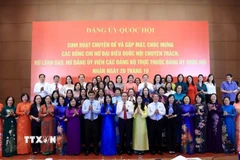 Chủ tịch Quốc hội Trần Thanh Mẫn chúc mừng các nữ đại biểu Quốc hội trực thuộc Đảng ủy Quốc hội. (Ảnh: Tuấn Anh/TTXVN)