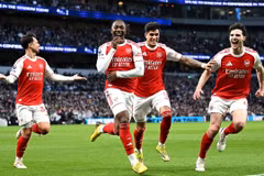 Arsenal giành chiến thắng tưng bừng ngày trên sân Tottenham.